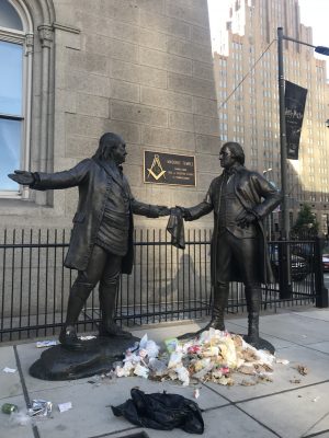 Statue of Franklin and Jefferson outside the Masonic Temple in Philadelphia, 4 July 2022. © Lily Gould
